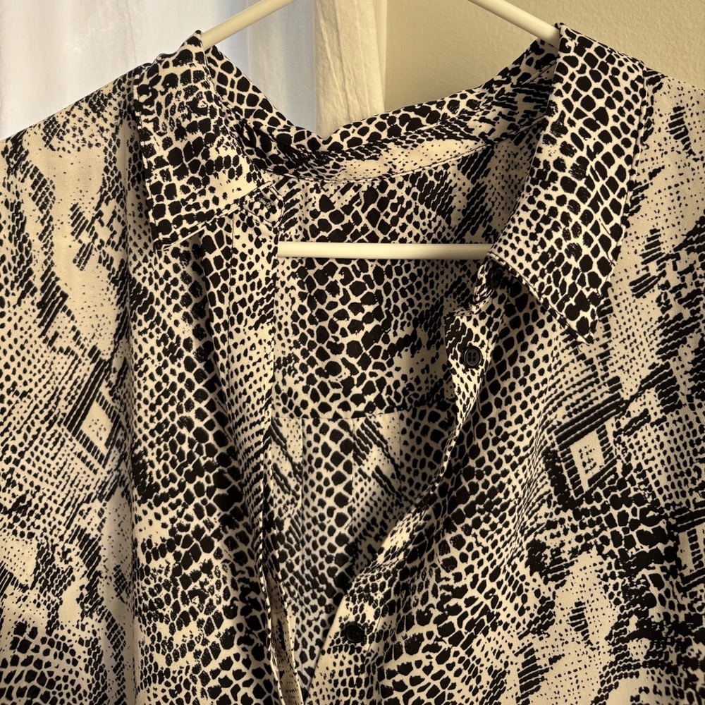 Black and White Snakeskin Print Sleeveless Button-down Blouse no tags fits 3X - Picture 2 of 4